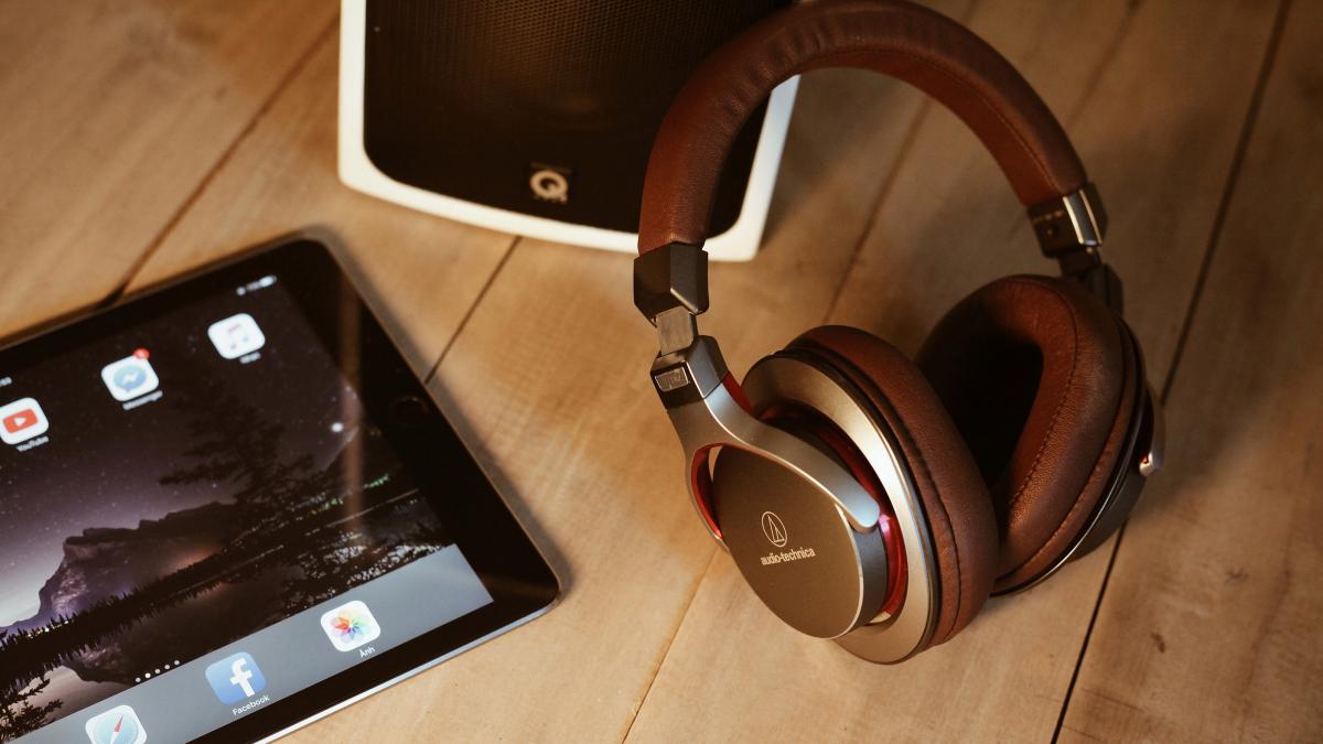 Speaker, pad and headphones.