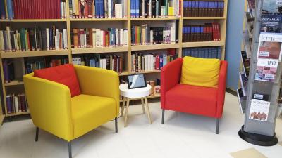 Two armchairs in a library.